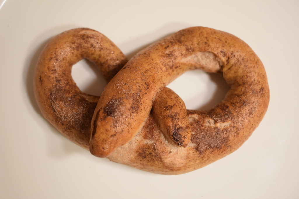 Cinnamon pretzel (whole wheat)