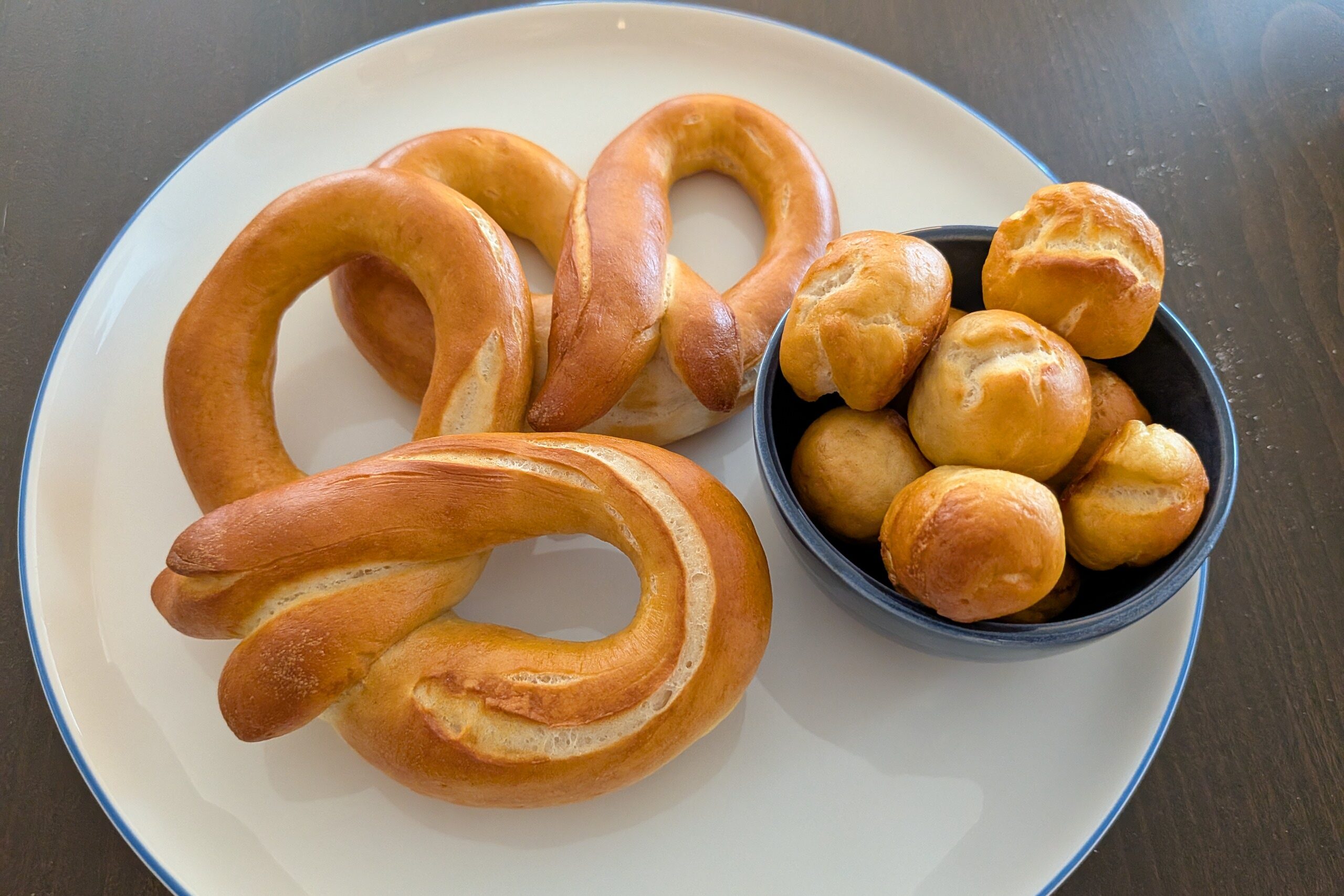 Plain pretzels and pretzel bites