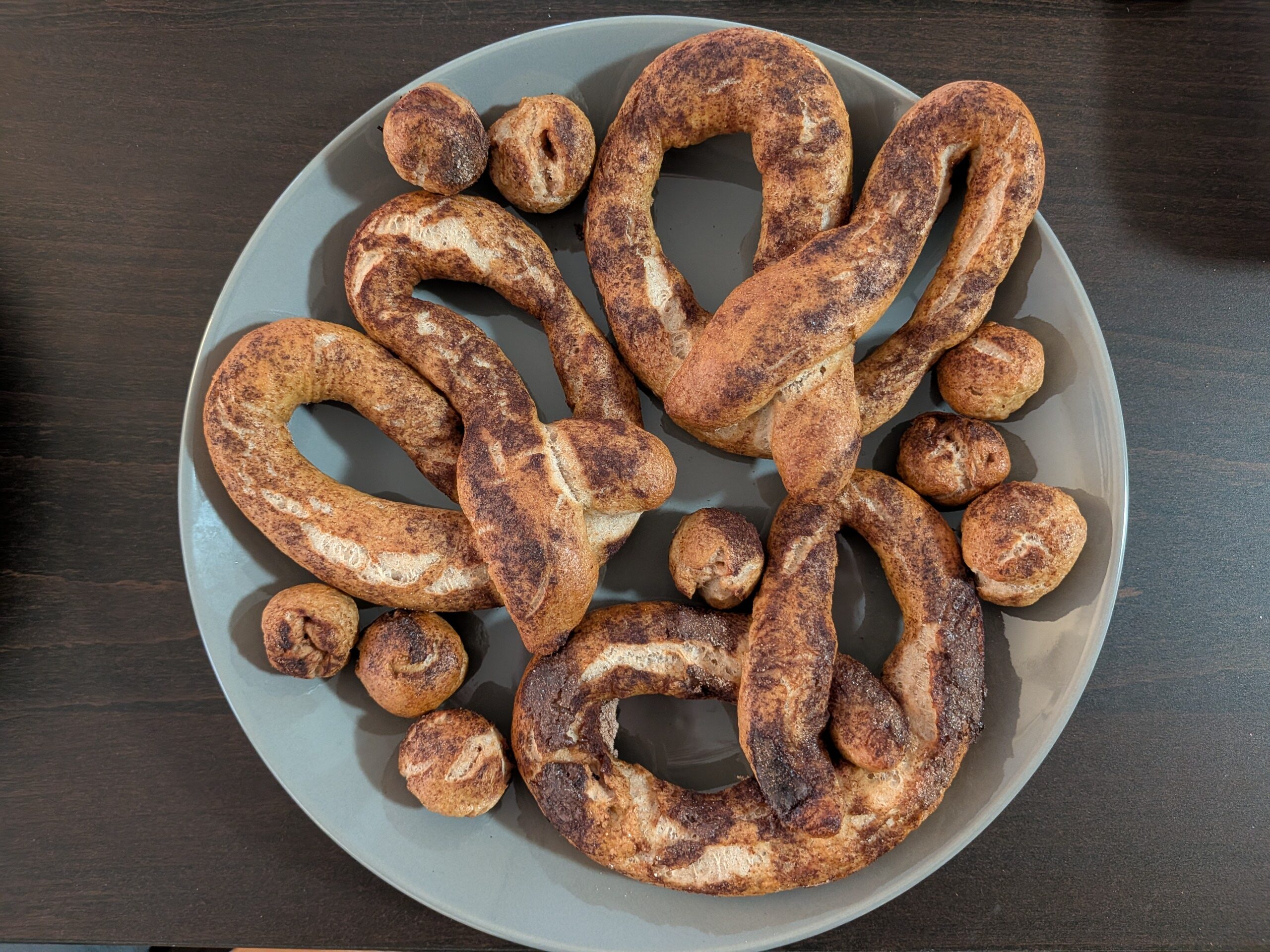 Cinnamon pretzels (whole wheat)