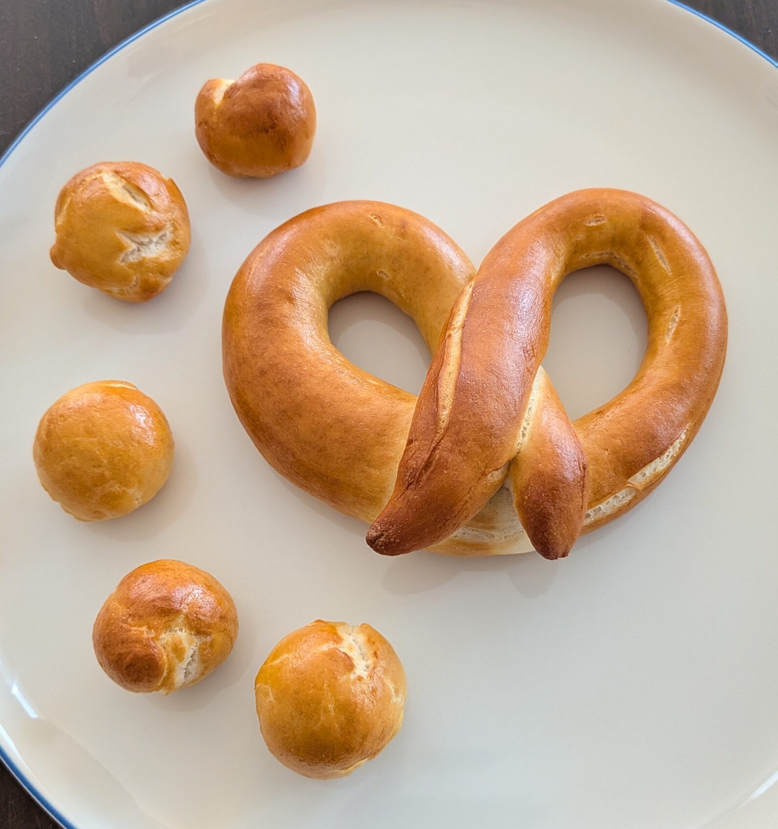 Plain pretzel and pretzel bites